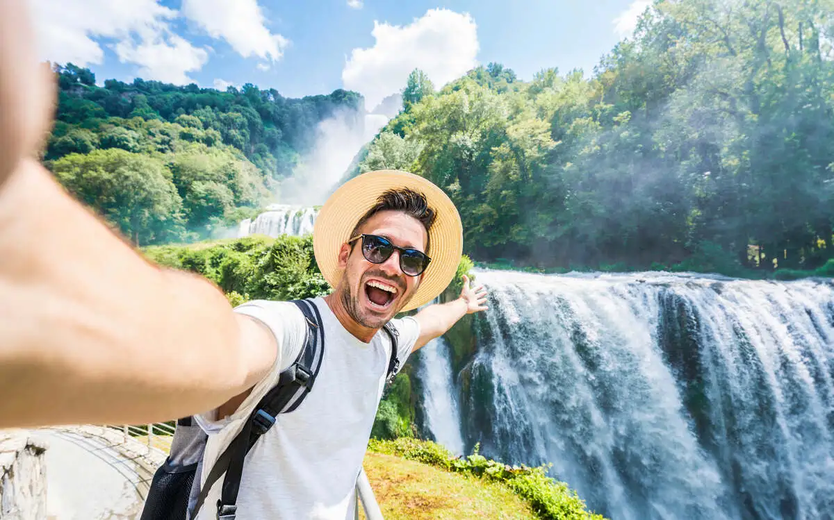 What is the difference between a travel blogger and a travel influencer